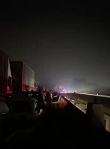 मुंबई-पुणे एक्सप्रेसवे पर गैस टैंकर दुर्घटनाग्रस्त, 12 घंटे से अधिक समय तक ट्रैफिक बंद