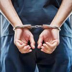 नई दिल्ली। फरीदाबाद का अल फलाह यूनिवर्सिटी एक बार फिर जांच एजेंसियों के रडार पर है। हालिया कार्रवाई में दिल्ली पुलिस ने यूनिवर्सिटी के चेयरमैन जवाद अहमद सिद्दीकी को गिरफ्तार कर लिया है। गिरफ्तारी के बाद आरोपी को अदालत में पेश किया गया, जहां से कोर्ट ने उन्हें चार दिन की पुलिस रिमांड पर भेज दिया है। दिल्ली पुलिस क्राइम ब्रांच इस मामले की गहन जांच कर रही है। सूत्रों के मुताबिक, दिल्ली पुलिस क्राइम ब्रांच ने इस मामले में अब तक दो अलग-अलग एफआईआर दर्ज की हैं। जांच एजेंसियों का कहना है कि दोनों मामलों में गंभीर आरोपों की जांच की जा रही है और इसी सिलसिले में चेयरमैन से पूछताछ के लिए पुलिस रिमांड की मांग की गई थी, जिसे अदालत ने मंजूरी दे दी। सूत्रों के अनुसार, रिमांड के दौरान जवाद अहमद सिद्दीकी से यूनिवर्सिटी के प्रशासन, वित्तीय लेन-देन और अन्य गतिविधियों से जुड़े कई अहम बिंदुओं पर पूछताछ की जाएगी। जांच एजेंसियों को उम्मीद है कि पूछताछ के दौरान मामले से जुड़े कई महत्वपूर्ण तथ्य सामने आ सकते हैं। गौरतलब है कि अल फलाह यूनिवर्सिटी इससे पहले भी केंद्रीय जांच एजेंसियों की जांच के दायरे में रही है। जब से आतंकवाद विरोधी एजेंसियों ने इस संस्थान में काम करने वाले डॉक्टरों से जुड़े एक मॉड्यूल का पर्दाफाश किया है, तब से यूनिवर्सिटी विवादों में घिरी हुई है। यूनिवर्सिटी में काम करने वाले डॉक्टरों में से एक कथित तौर पर 10 नवंबर 2025 को लाल किले के पास हुए कार विस्फोट में शामिल था। इससे पहले, ईडी ने अल-फलाह चैरिटेबल ट्रस्ट/अल-फलाह यूनिवर्सिटी और संबंधित संस्थानों/इकाइयों के संबंध में मनी लॉन्ड्रिंग रोकथाम अधिनियम, 2002 के तहत सक्षम पीएमएलए कोर्ट में जवाद अहमद सिद्दीकी और अन्य के खिलाफ चार्जशीट दायर की थी। ईडी के अनुससार, इस मामले में लगभग 54 एकड़ जमीन और उस पर बने निर्माण के रूप में 139.97 करोड़ रुपए (लगभग) की अचल संपत्ति कुर्क की गई है। ईडी की मानें तो सिद्दीकी का अल-फलाह चैरिटेबल ट्रस्ट, अल-फलाह यूनिवर्सिटी (जिसमें अल-फलाह स्कूल ऑफ मेडिकल साइंसेज एंड रिसर्च सेंटर शामिल है) और संबंधित संस्थाओं पर पूरा नियंत्रण था और वह गैरकानूनी कमाई का मुख्य लाभार्थी है। मैनेजिंग ट्रस्टी और चांसलर के तौर पर, वह अन्य पदाधिकारियों के नाममात्र/प्रॉक्सी व्यक्तियों के रूप में काम करने के साथ, पूरा प्रशासनिक, वित्तीय और परिचालन नियंत्रण रखता था। वह मेडिकल कॉलेज के कामकाज के लिए भी जिम्मेदार थे, जिसमें एनएमसीई के नियमों का उल्लंघन और गलत जानकारी देकर और जरूरी तथ्यों को छिपाकर मंजूरी/सर्टिफिकेशन हासिल करना शामिल था।