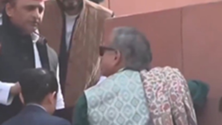 जिस दीए को तूफां में जलना होगा, उसे संभल‑संभल के चलना होगा, शशि थरूर ने शेयर किया वीडियो