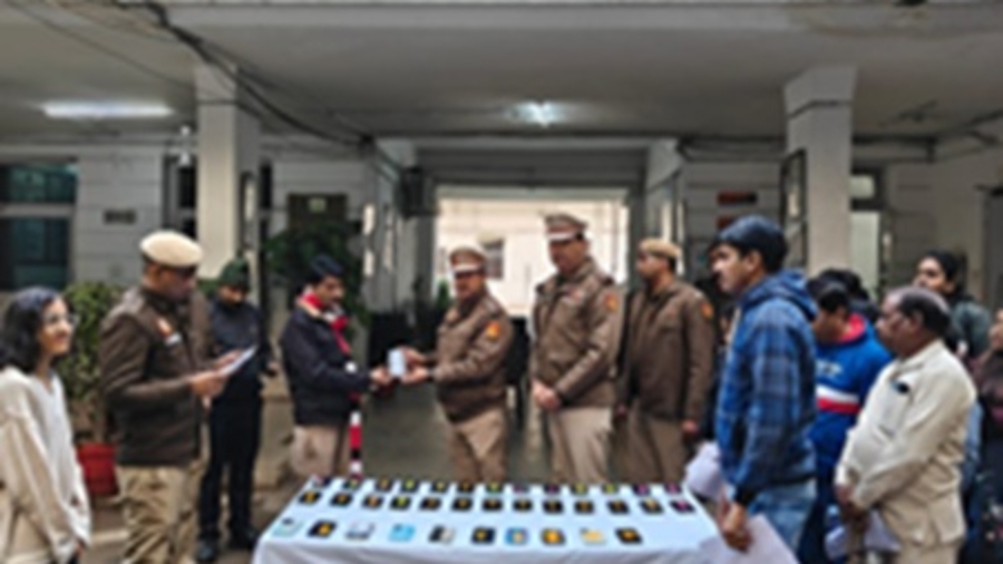 दिल्ली : संगठित मोबाइल चोरी गिरोह का किया भंडाफोड़, चोरी के 46 मोबाइल बरामद
