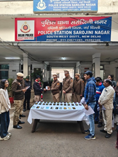 दिल्ली : संगठित मोबाइल चोरी गिरोह का किया भंडाफोड़, चोरी के 46 मोबाइल बरामद