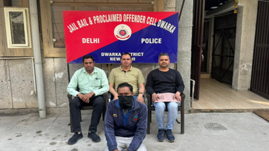 द्वारका पुलिस ने दो शराब तस्करों को किया गिरफ्तार, काफी समय से चल रहे थे फरार