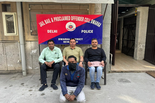 द्वारका पुलिस ने दो शराब तस्करों को किया गिरफ्तार, काफी समय से चल रहे थे फरार