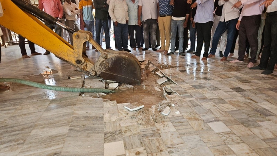 1100 वर्ष पुराने महाकाली मंदिर में फूटा जल स्रोत, बरामदे की फर्श धंसी