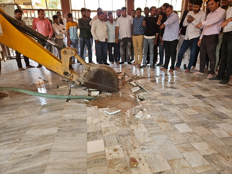 1100 वर्ष पुराने महाकाली मंदिर में फूटा जल स्रोत, बरामदे की फर्श धंसी
