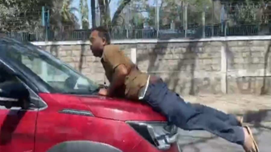 बेंगलुरु रोड रेज मामला: बोनट पर लटके व्यक्ति को लेकर दौड़ाई एसयूवी, ड्राइवर पर हत्या के प्रयास का केस दर्ज