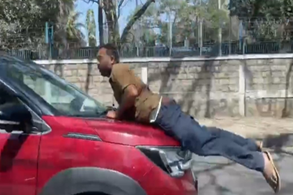 बेंगलुरु रोड रेज मामला: बोनट पर लटके व्यक्ति को लेकर दौड़ाई एसयूवी, ड्राइवर पर हत्या के प्रयास का केस दर्ज