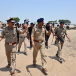 गुजरात पुलिस ने शराब तस्करी रैकेट का किया भंडाफोड़, ट्रक में हेलमेट के नीचे छिपी 10 हजार बोतलें जब्त