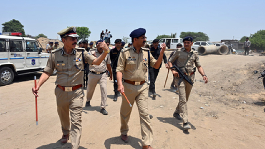 गुजरात पुलिस ने शराब तस्करी रैकेट का किया भंडाफोड़, ट्रक में हेलमेट के नीचे छिपी 10 हजार बोतलें जब्त