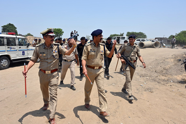 गुजरात पुलिस ने शराब तस्करी रैकेट का किया भंडाफोड़, ट्रक में हेलमेट के नीचे छिपी 10 हजार बोतलें जब्त