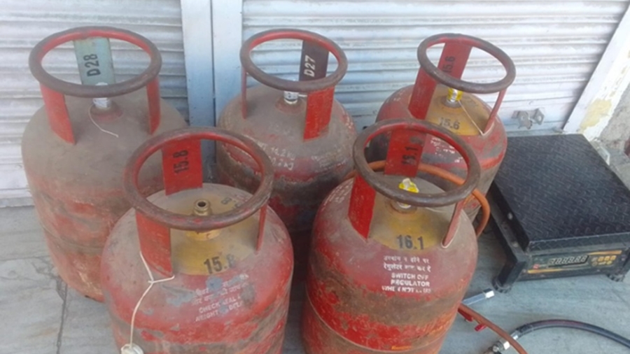 भीलवाड़ा : अवैध गैस रिफिलिंग पर रसद विभाग का छापा; 10 सिलेंडर और उपकरण जब्त, बड़ी दुर्घटना का खतरा टला