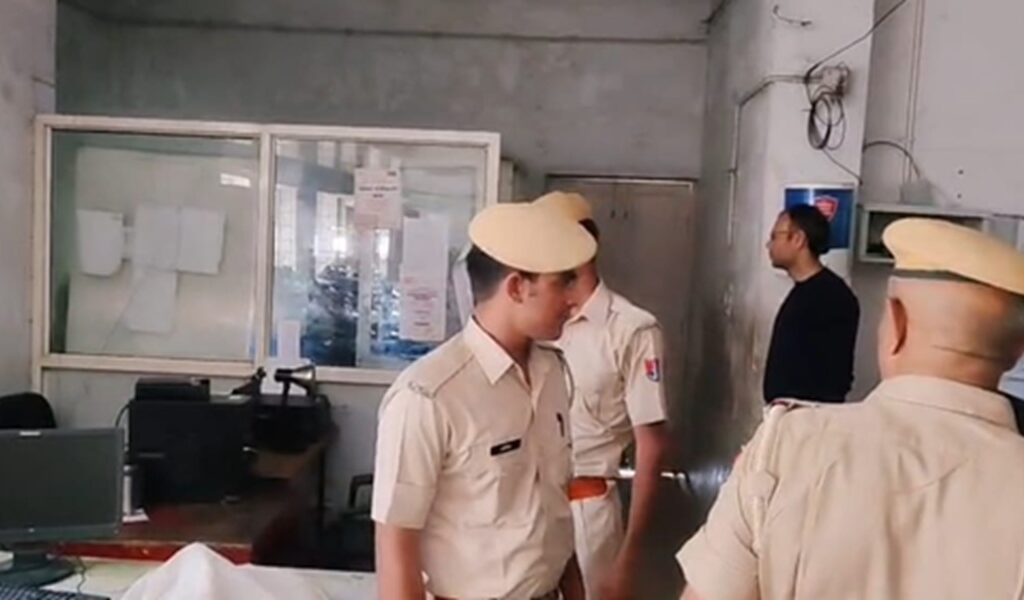 दौसा : मुख्य डाकघर स्थित पासपोर्ट ऑफिस को बम से उड़ाने की धमकी; ई-मेल मिलते ही बाजार में मची अफरातफरी