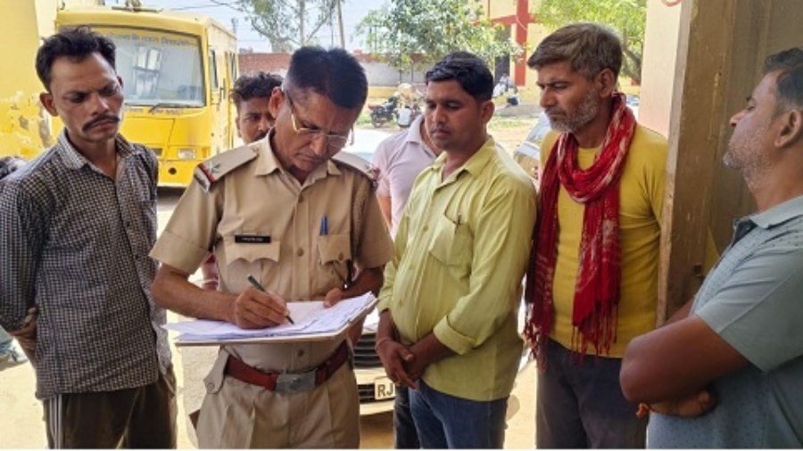 भरतपुर : विद्युत विभाग की लापरवाही ने ली 4 साल के मासूम की जान, पोल में आ रहे करंट से झुलसा बालक