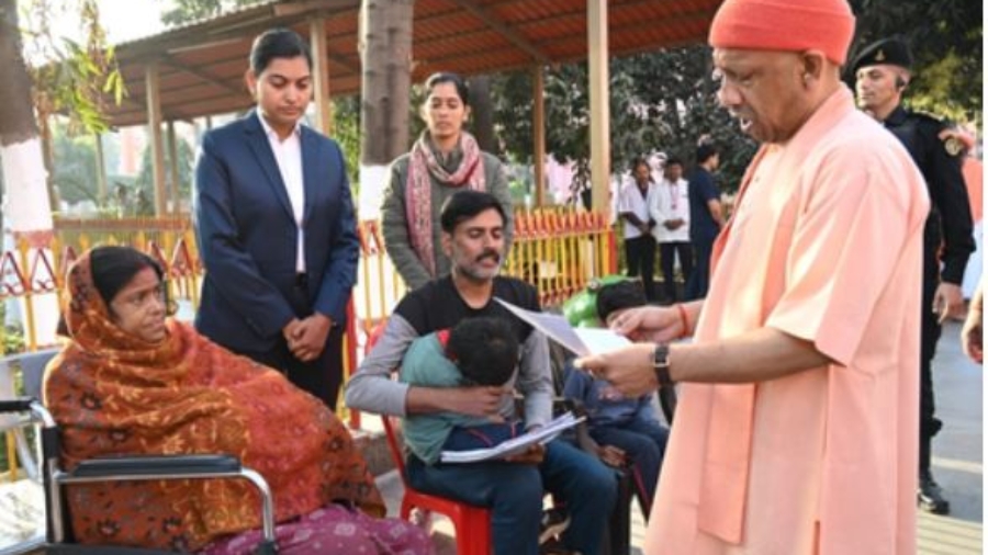 जमीन कब्जाने व दबंगई के मामलों में की जाए कड़ी कार्रवाई : योगी