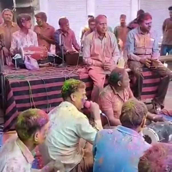 लालसोट : धुलंडी पर उड़ा गुलाल, झरंडा चौक पर महामूर्ख कवि सम्मेलन में चले हास्य-व्यंग्य के बाण