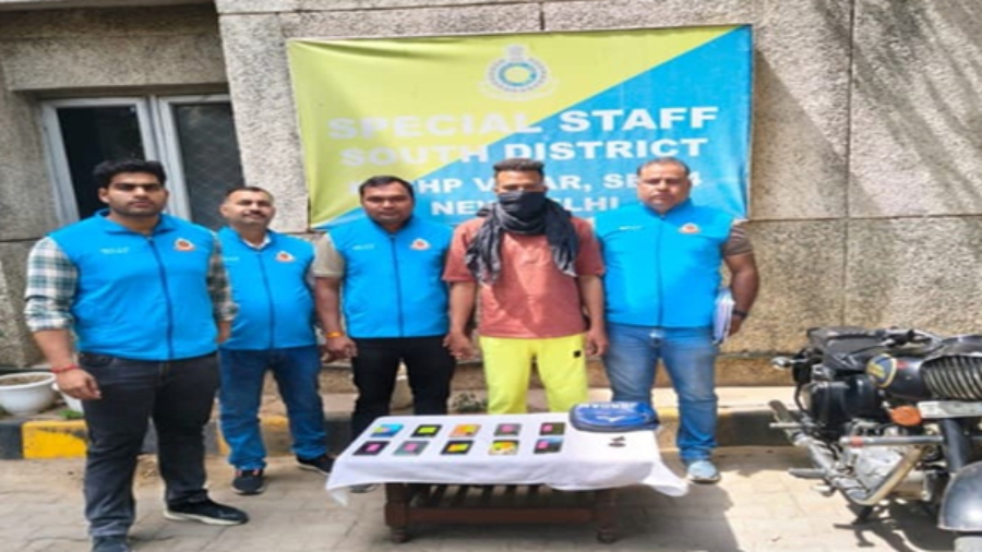 दिल्ली पुलिस ने चोरी के 10 मोबाइल के साथ युवक को किया गिरफ्तार