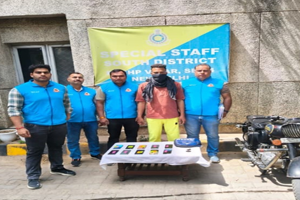 दिल्ली पुलिस ने चोरी के 10 मोबाइल के साथ युवक को किया गिरफ्तार