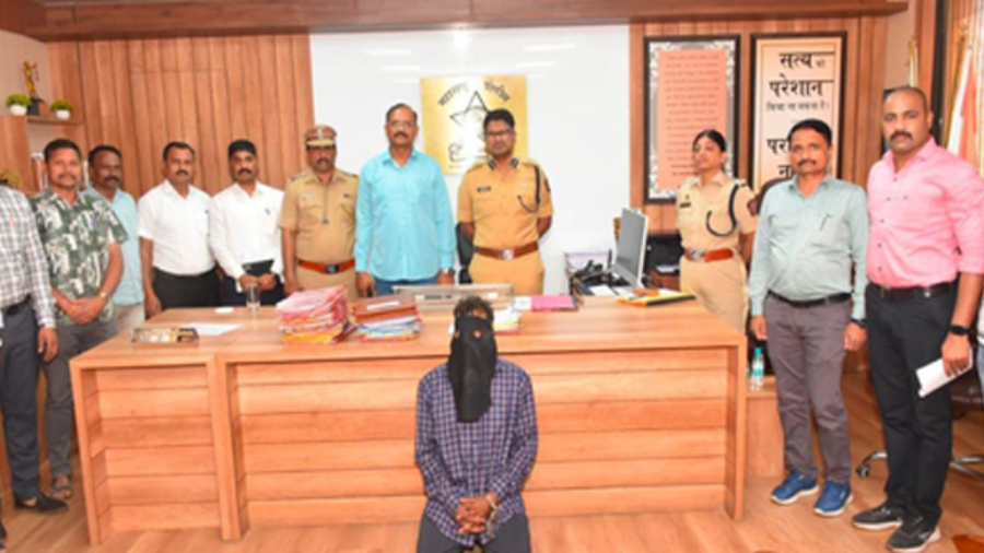 मुंबई में लोकल ट्रेन के सामने पत्नी को दिया धक्का, सूरत से आरोपी पति गिरफ्तार