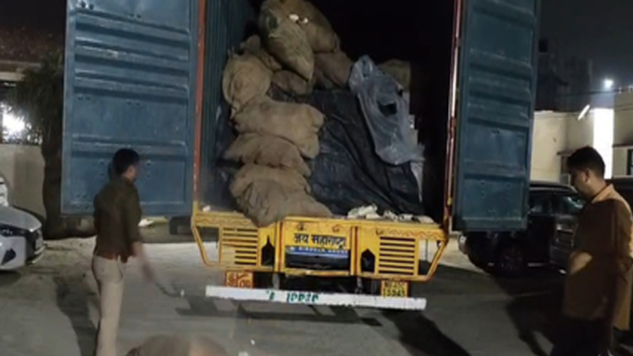 ग्रेटर नोएडा में आबकारी विभाग का बड़ा एक्शन, 50 लाख की अवैध शराब से भरा ट्रक पकड़ा