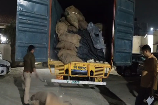 ग्रेटर नोएडा में आबकारी विभाग का बड़ा एक्शन, 50 लाख की अवैध शराब से भरा ट्रक पकड़ा