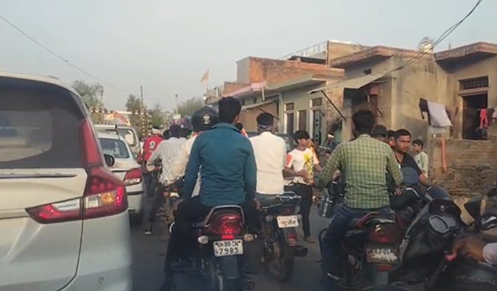 कैला देवी पदयात्रियों की भीड़ से ब्रह्मवाद रेलवे फाटक पर 3 घंटे से जाम, पुलिस प्रशासन ने की मशक्कत