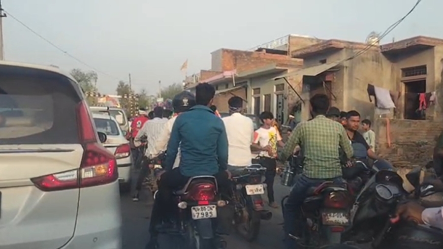 कैला देवी पदयात्रियों की भीड़ से ब्रह्मवाद रेलवे फाटक पर 3 घंटे से जाम, पुलिस प्रशासन ने की मशक्कत