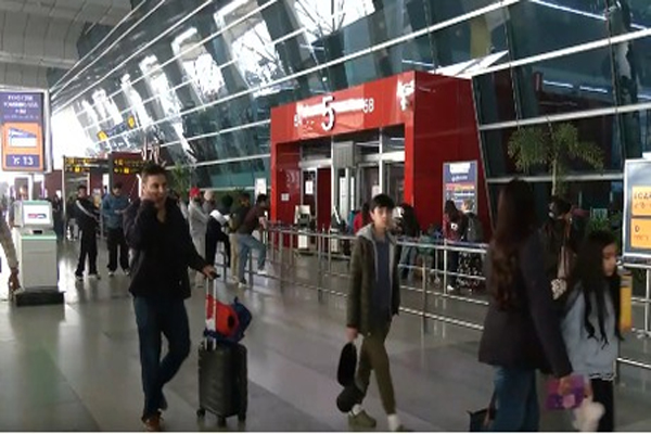 खाड़ी देशों की ओर जाने वाली 100 से अधिक उड़ानें रद्द, यात्री बोले-नहीं होनी चाहिए जंग