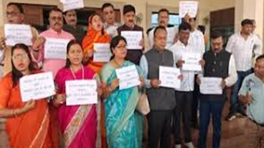 झारखंड विधानसभा में कानून व्यवस्था और भ्रष्टाचार को लेकर विपक्ष का हंगामा