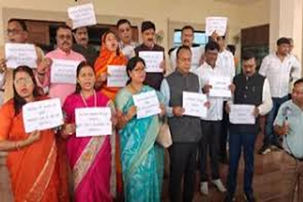 झारखंड विधानसभा में कानून व्यवस्था और भ्रष्टाचार को लेकर विपक्ष का हंगामा