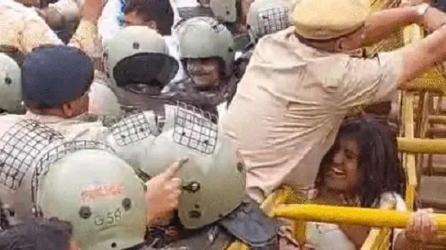 राजस्थान यूनिवर्सिटी में भारी बवाल : नारी सशक्तिकरण कार्यक्रम पर NSUI और पुलिस में झड़प, कार्यकर्ता हिरासत में, कैंपस छावनी में तब्दील