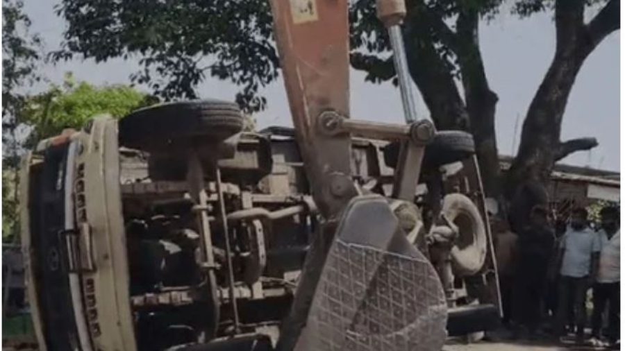 झारखंड में मालवाहक वाहन की चपेट में आने से मां-बेटे समेत तीन की मौत