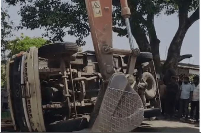 झारखंड में मालवाहक वाहन की चपेट में आने से मां-बेटे समेत तीन की मौत