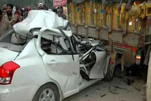 झारखंड: हजारीबाग में सड़क किनारे खड़े हाइवा से टकराई कार, मां-बेटे की मौत