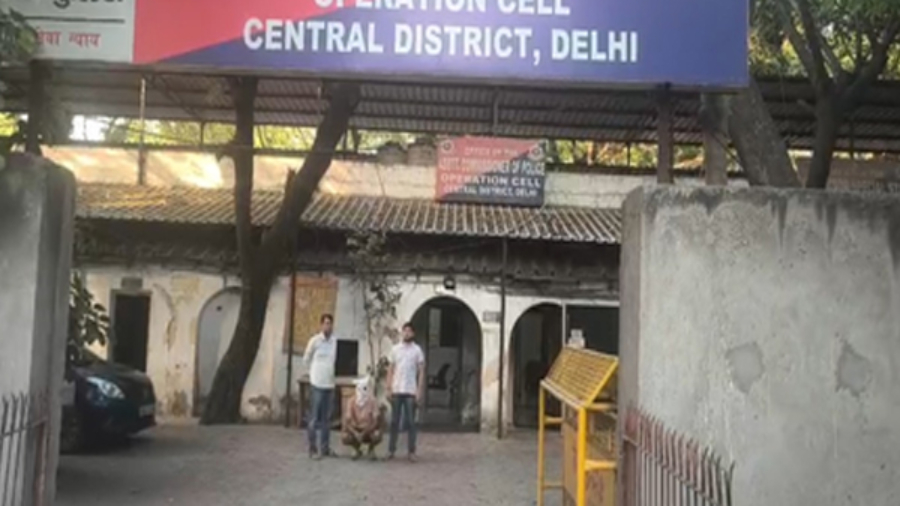 नई दिल्ली रेलवे स्टेशन पर पुलिस ने झपटमार को पकड़ा, चोरी का आईफोन बरामद