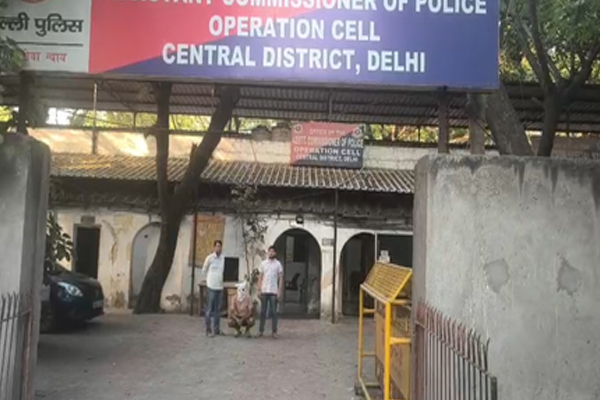 नई दिल्ली रेलवे स्टेशन पर पुलिस ने झपटमार को पकड़ा, चोरी का आईफोन बरामद