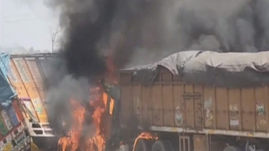 हजारीबाग: रांची-पटना हाईवे पर दो ट्रकों की सीधी भिड़ंत के बाद लगी भीषण आग