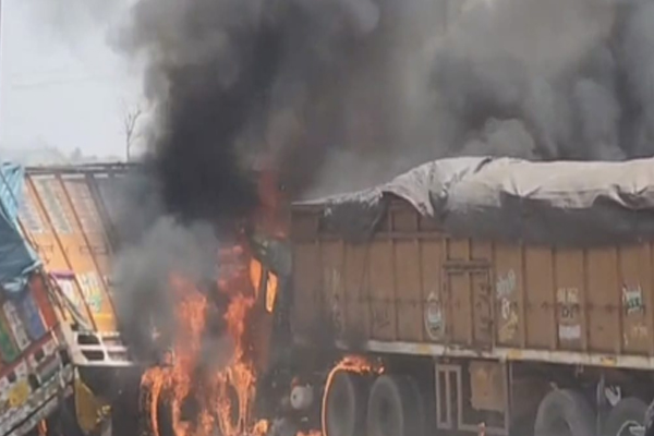 हजारीबाग: रांची-पटना हाईवे पर दो ट्रकों की सीधी भिड़ंत के बाद लगी भीषण आग