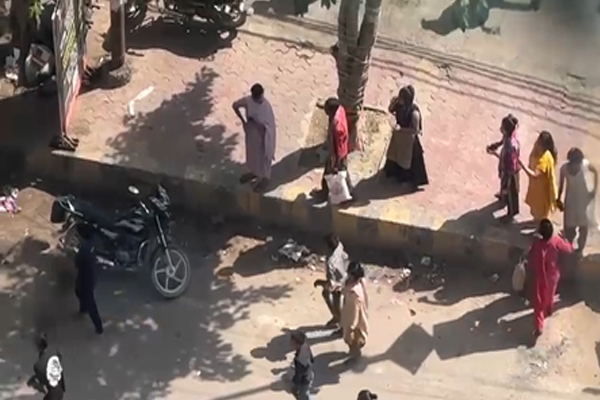 नोएडा में धरना-प्रदर्शन के बीच पुलिस अलर्ट, सोसायटी की मेड ने भी पैसे बढ़ाने की मांग को लेकर किया हंगामा