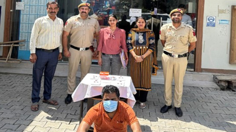 डेटिंग ऐप पर नकली प्रोफाइल बनाकर महिलाओं को धोखा देने वाला शख्स गिरफ्तार