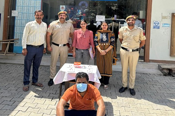 डेटिंग ऐप पर नकली प्रोफाइल बनाकर महिलाओं को धोखा देने वाला शख्स गिरफ्तार