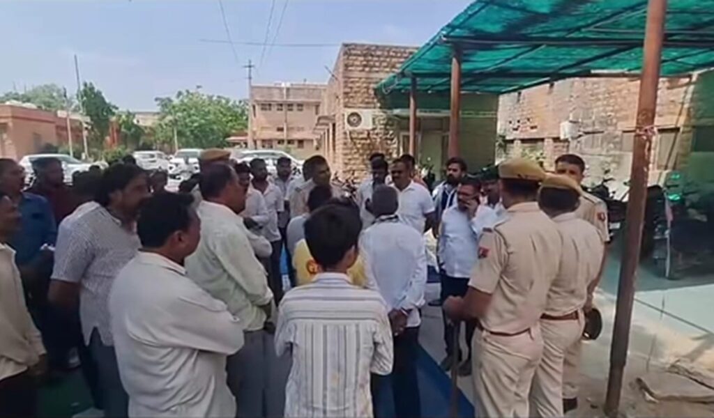 बालोतरा सड़क हादसे पर बढ़ा विवाद : परिजनों ने पुलिस पर लगाया गाड़ी का पीछा करने का आरोप, जोधपुर अस्पताल के बाहर प्रदर्शन कर की जांच की मांग
