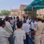 बालोतरा सड़क हादसे पर बढ़ा विवाद : परिजनों ने पुलिस पर लगाया गाड़ी का पीछा करने का आरोप, जोधपुर अस्पताल के बाहर प्रदर्शन कर की जांच की मांग