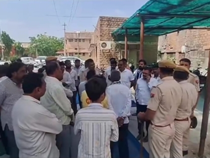 बालोतरा सड़क हादसे पर बढ़ा विवाद : परिजनों ने पुलिस पर लगाया गाड़ी का पीछा करने का आरोप, जोधपुर अस्पताल के बाहर प्रदर्शन कर की जांच की मांग