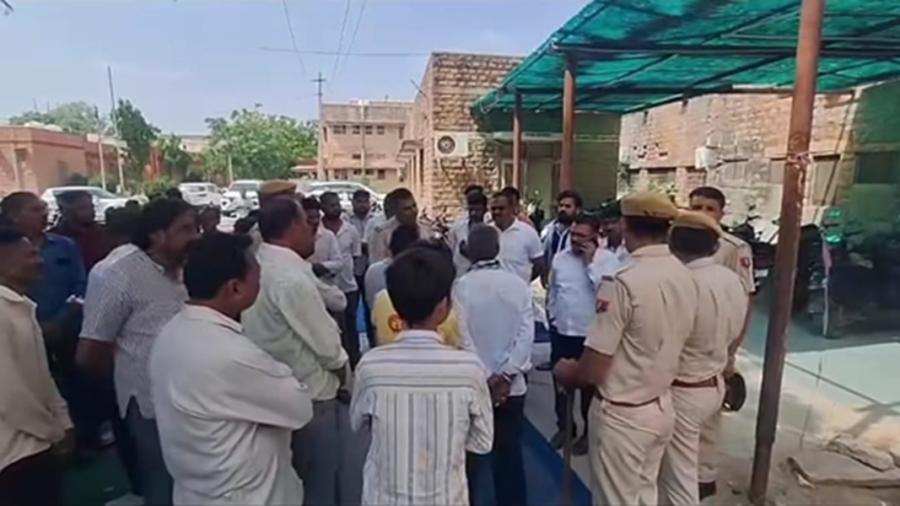 बालोतरा सड़क हादसे पर बढ़ा विवाद : परिजनों ने पुलिस पर लगाया गाड़ी का पीछा करने का आरोप, जोधपुर अस्पताल के बाहर प्रदर्शन कर की जांच की मांग